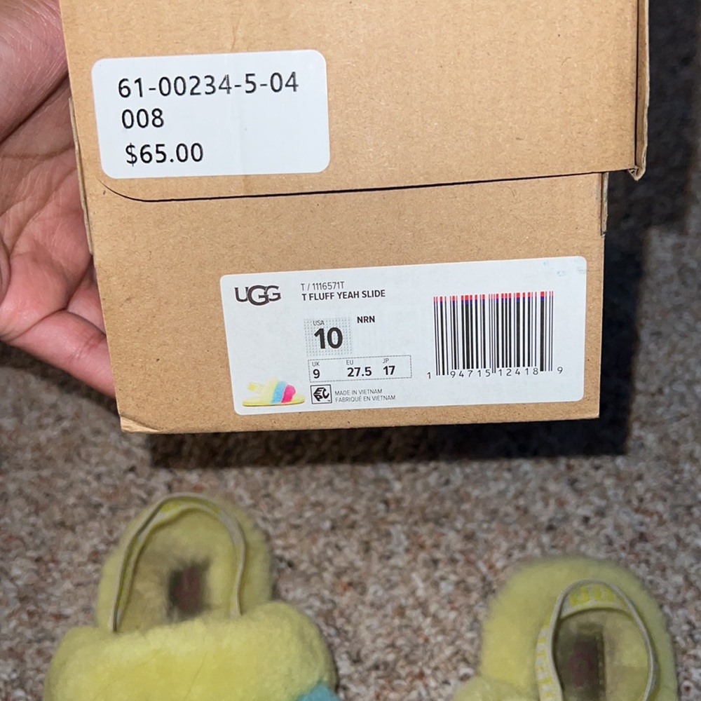 UGG Slippers - Picture 8 of 8